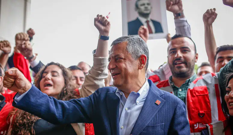 Özgür Özel’den Lüleburgaz’da sert mesajlar: “Millete diz çöktüremezsiniz”