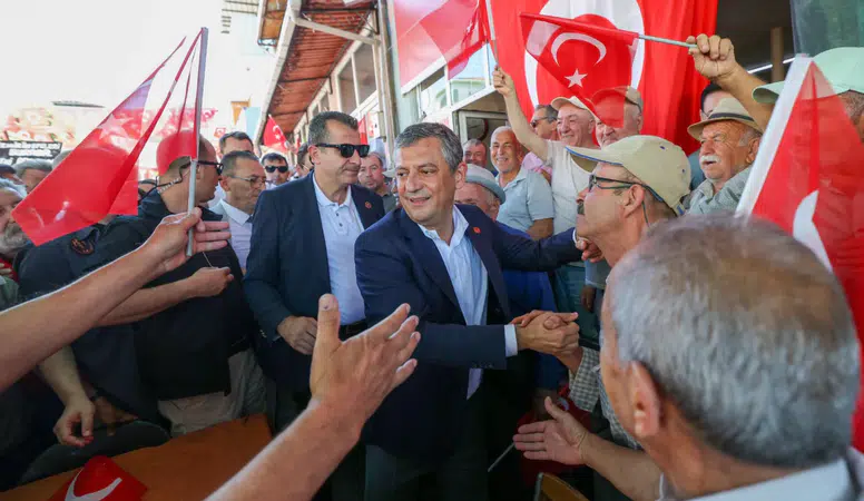 Özgür Özel Tire’de konuştu: “Yenilgiyi arkada bırakanların partisindeyim”