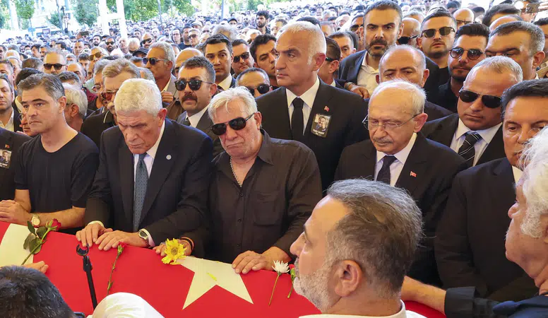 Kemal Kılıçdaroğlu, Kadir İnanır'ın cenaze törenine katıldı