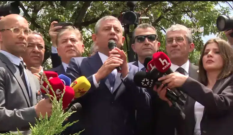 Özgür Özel Meclis Önünde Seslendi: "Şanlı Meclis'in kapıları önünde darbeyi püskürttünüz"
