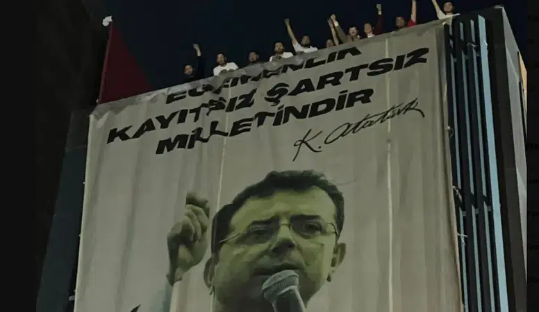 CHP İstanbul İl Binasında Ekrem İmamoğlu Posterini Kaldırdı, Gerginlik Çıktı