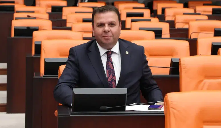 CHP’de Flaş Gelişme: İstifa Eden Milletvekili Ediz ÜN Döndü Dolaştı CHP Saflarına Yeniden Katıldı!