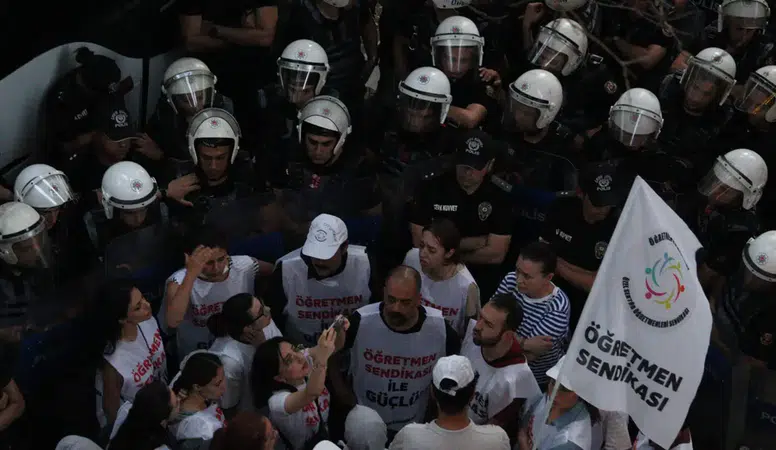 Öğretmenlerden hak talebi: Mülakat mağdurları gözaltına alındı, destek büyüyor!
