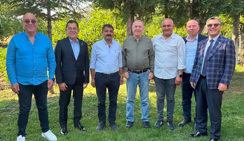 CHP'li Belediye Başkanı Zafer Partisi'ne katıldı, Ümit Özdağ rozetini taktı