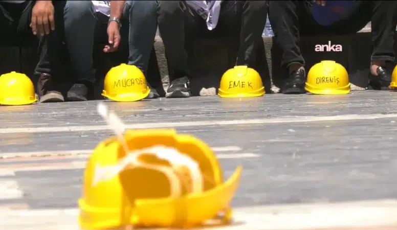 Eskişehir'de Doruk Madencilik işçileri alacakları için Kızılay'da oturma eylemi başlattı