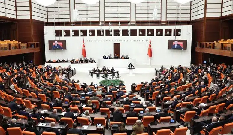 AK Parti, milletvekillerini çerçeve yasa teklifi için kapalı toplantıya çağırdı