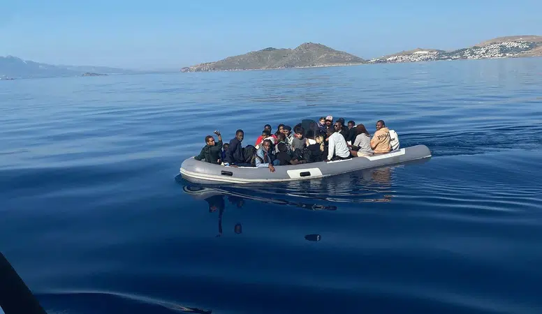İzmir Menderes açıklarında 18 düzensiz göçmen yakalandı