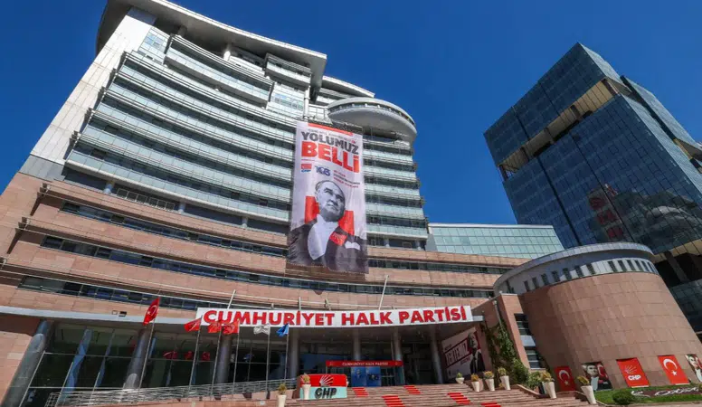 CHP 103. Yaşını Kutluyor: "Atatürk'ün Yolunda Aydınlık Yarınlara" Afişi Asıldı