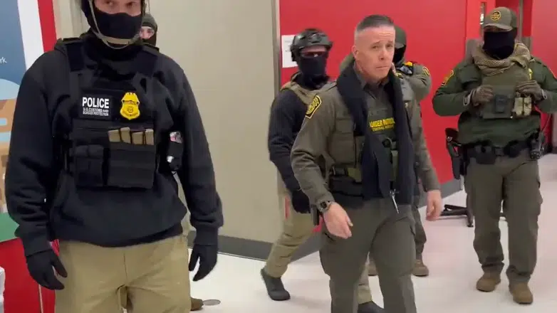 ABD'de 3 çocuk annesi bir sivili öldüren ICE Ajanlarına AVM'de Protesto!