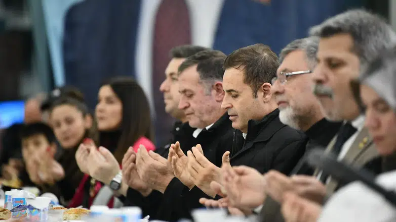 Balıkesir Başkan Akın, her gün farklı ilçelerde binlerce kişiyle iftar sofrası kuruyor