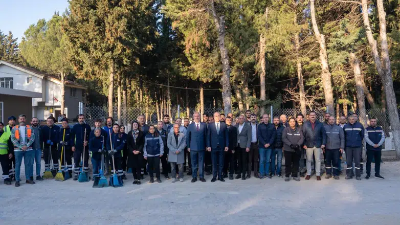 İzmir'de mezarlıklarda Ramazan Bayramı öncesi temizlik ve bakım çalışmaları başladı