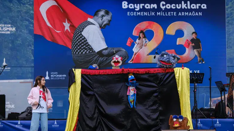 İzmir’de 23 Nisan Coşkusu Kültürpark’ta Gökçe Konseriyle Taçlandı