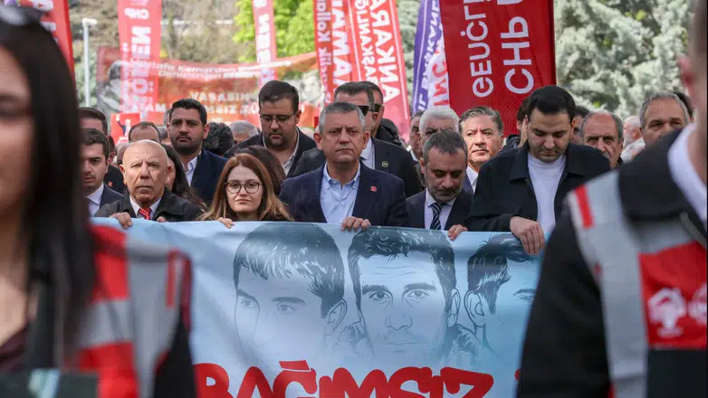 Özgür Özel, Deniz Gezmiş ve arkadaşlarını andı: “Hatıraları önünde saygıyla eğiliyoruz”