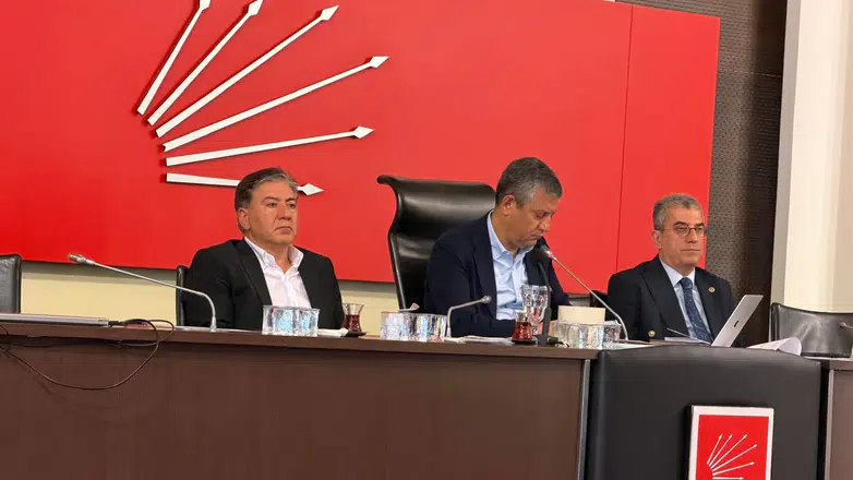 Özgür Özel: Kurultay kararı almadan Kılıçdaroğlu ile yüz yüze görüşmeyeceğim