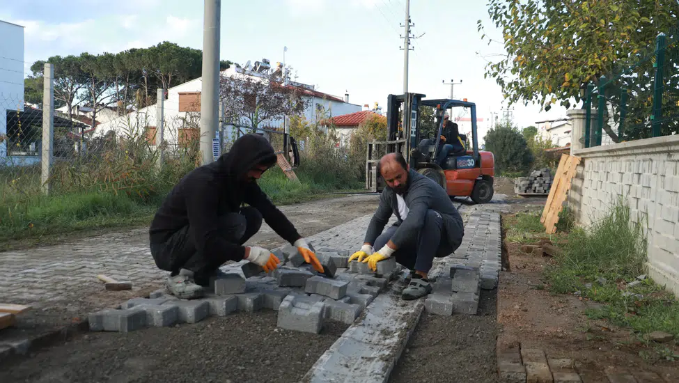 Balıkesir Burhaniye'de altyapı ve yol çalışmaları hız kesmeden sürüyor