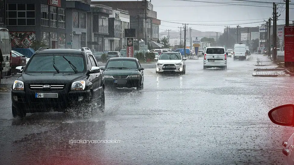 Sakarya’da sağanak hayatı felç etti: Dereler taştı, 18 okulda eğitime ara verildi