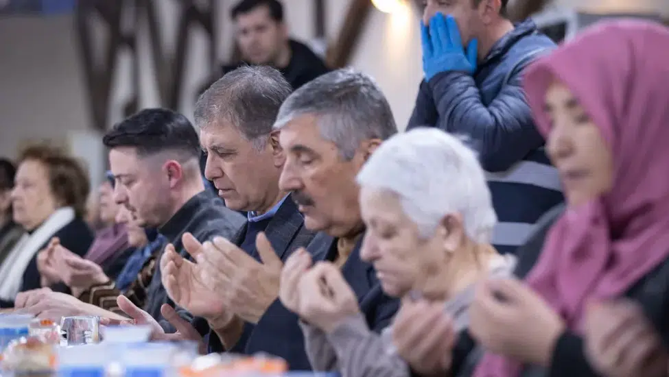 İzmir'de Ramazan Boyunca 30 İlçede İftar Sofraları ve 65 Bin Gıda Paketi Dağıtılacak