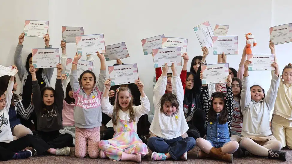 İzmirli çocuklar kendi kitaplarını yazdı: 23 Nisan öncesi AASSM’de anlamlı final