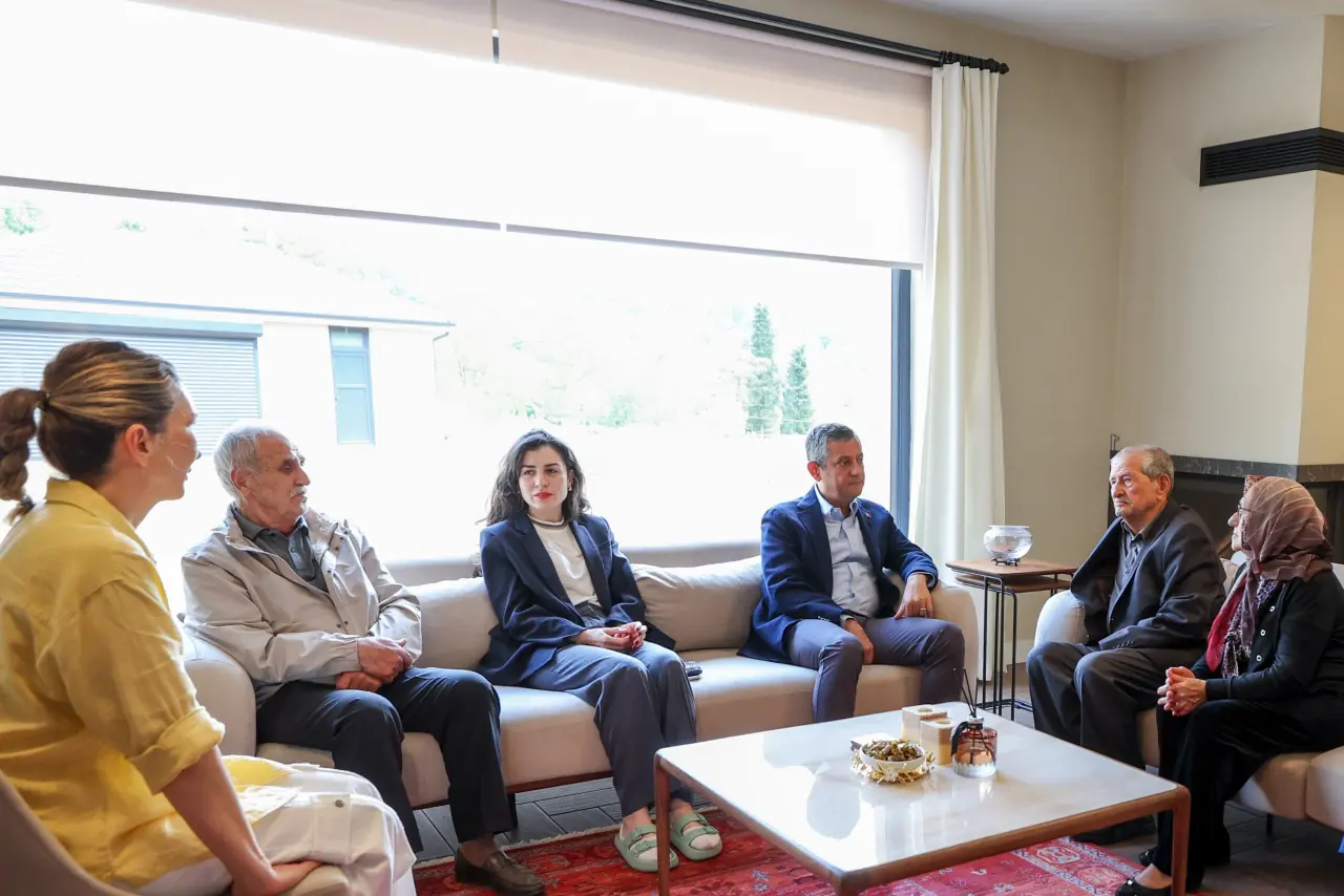 Özgür Özel, İstanbul Büyükşehir Belediyesi Özel Kalem Müdürü Kadriye Kasapoğlu’nun Ailesini Ziyaret Etti 1