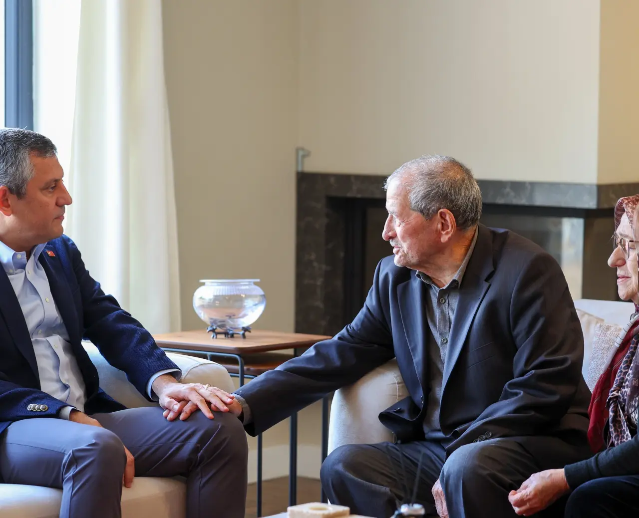 Özgür Özel, İstanbul Büyükşehir Belediyesi Özel Kalem Müdürü Kadriye Kasapoğlu’nun Ailesini Ziyaret Etti 6