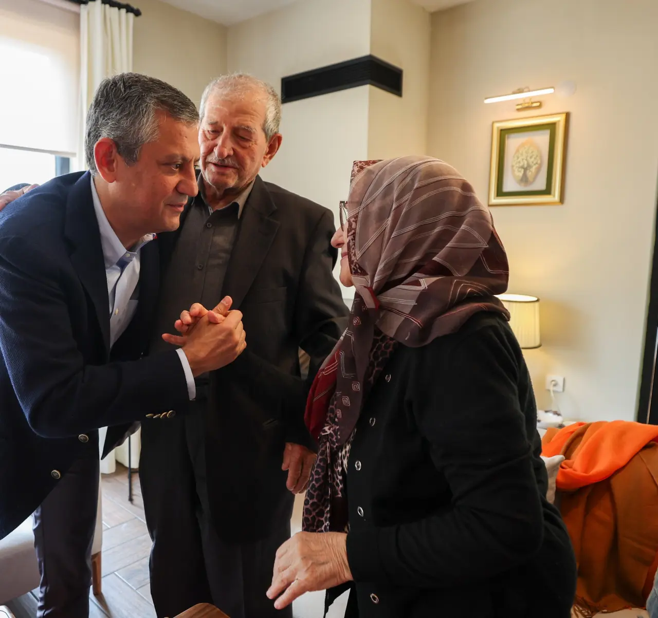 Özgür Özel, İstanbul Büyükşehir Belediyesi Özel Kalem Müdürü Kadriye Kasapoğlu’nun Ailesini Ziyaret Etti 5