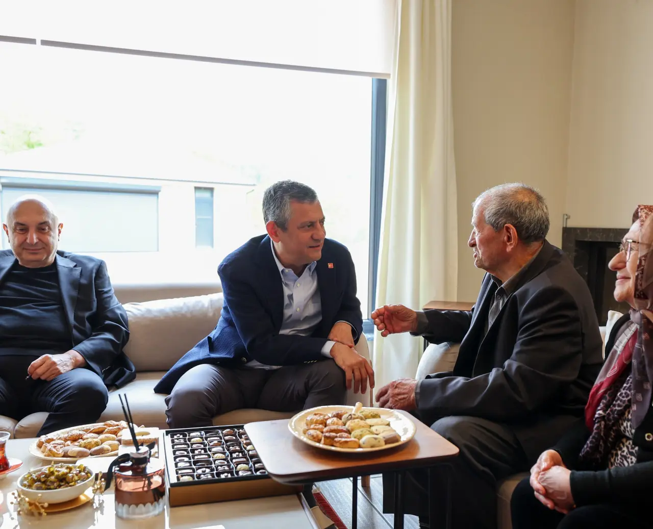 Özgür Özel, İstanbul Büyükşehir Belediyesi Özel Kalem Müdürü Kadriye Kasapoğlu’nun Ailesini Ziyaret Etti 7