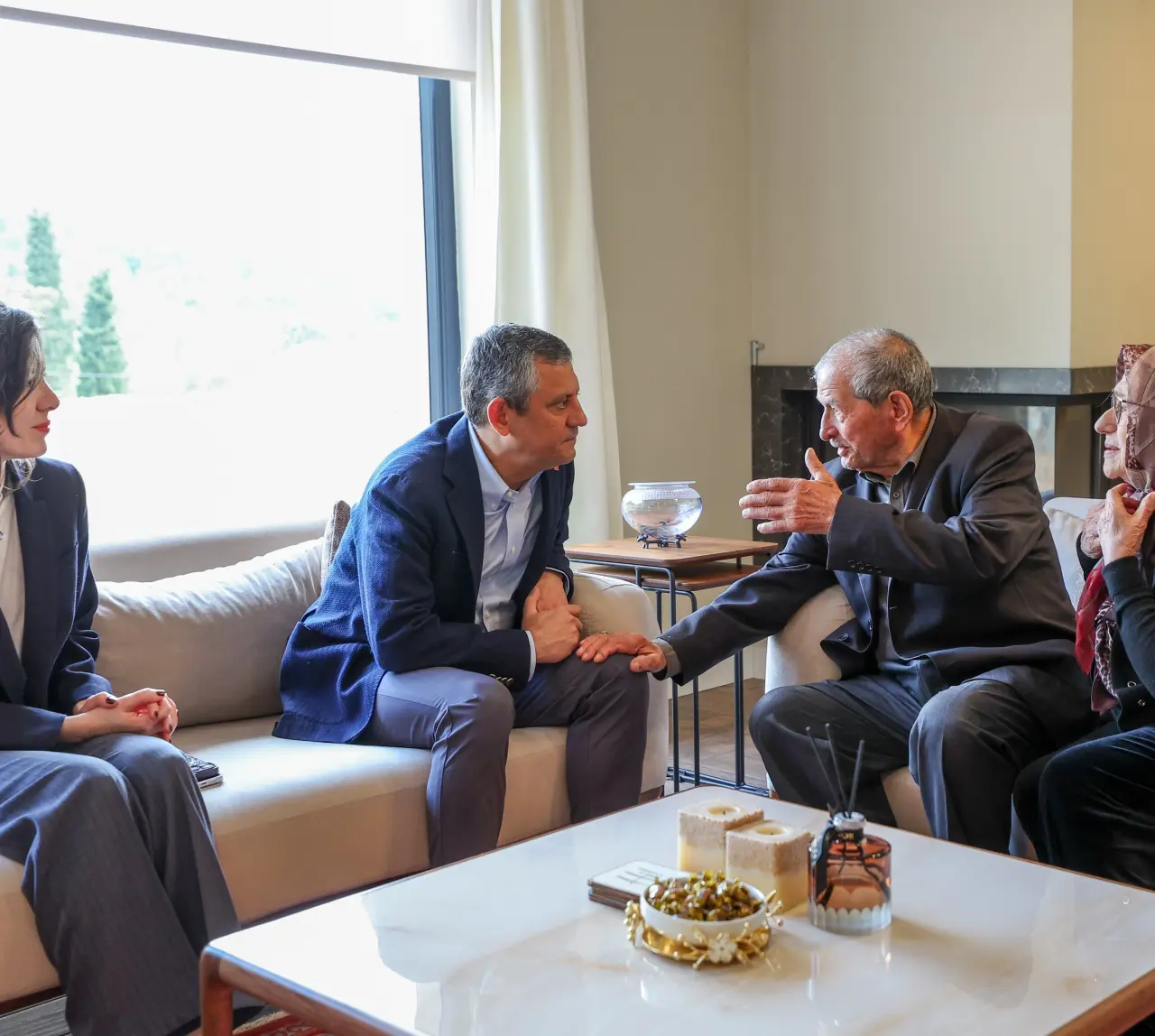 Özgür Özel, İstanbul Büyükşehir Belediyesi Özel Kalem Müdürü Kadriye Kasapoğlu’nun Ailesini Ziyaret Etti 3