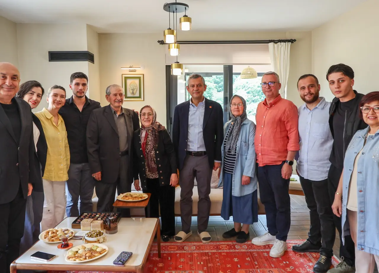 Özgür Özel, İstanbul Büyükşehir Belediyesi Özel Kalem Müdürü Kadriye Kasapoğlu’nun Ailesini Ziyaret Etti 4