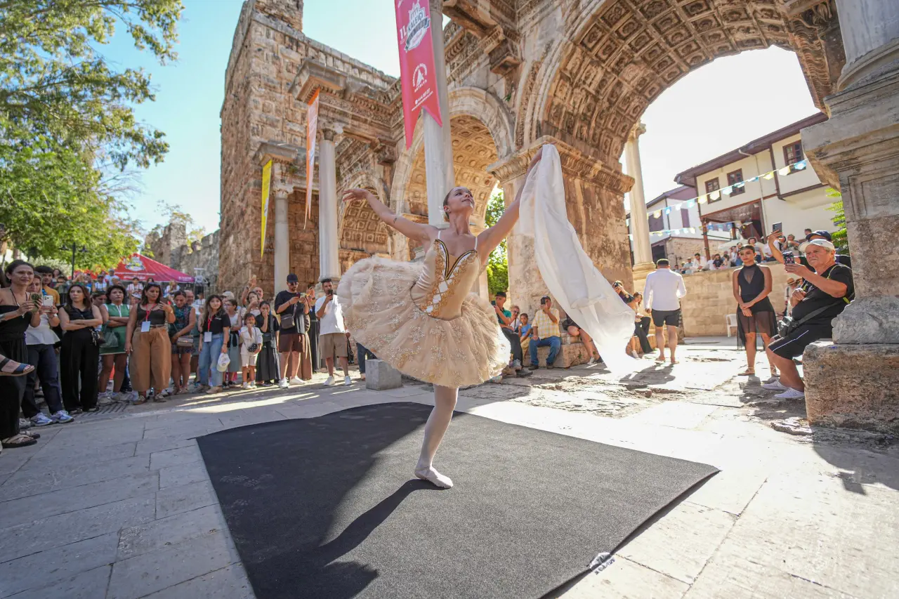 11. Uluslararası Kaleiçi Old Town Festivali Renki Karelere Sahne Oldu 14
