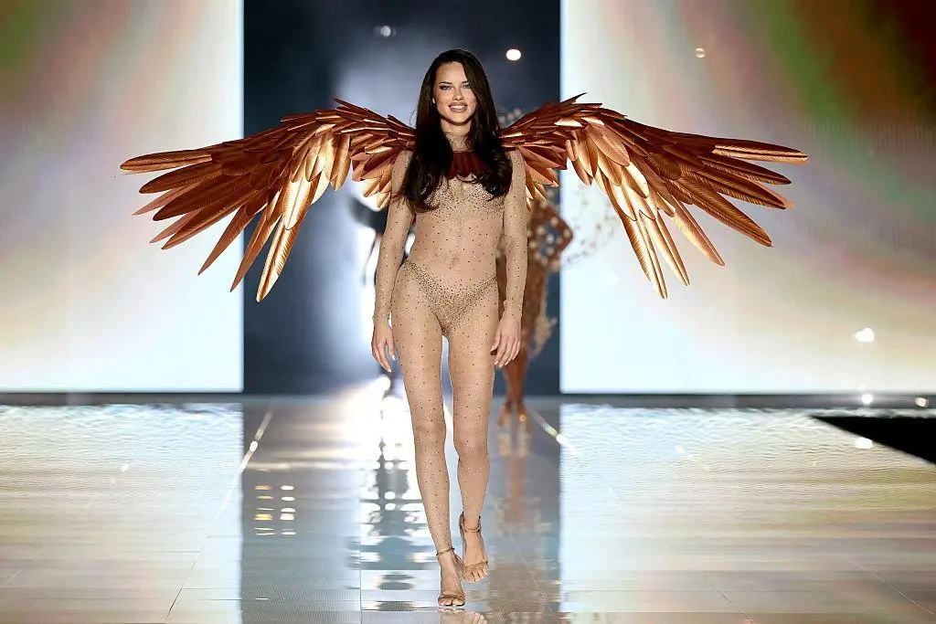 Apariția provocatoare a Adrianei Lima la defilarea Victoria's Secret 2025. O serie de modele au luat cu asalt podiumul | Antena 1