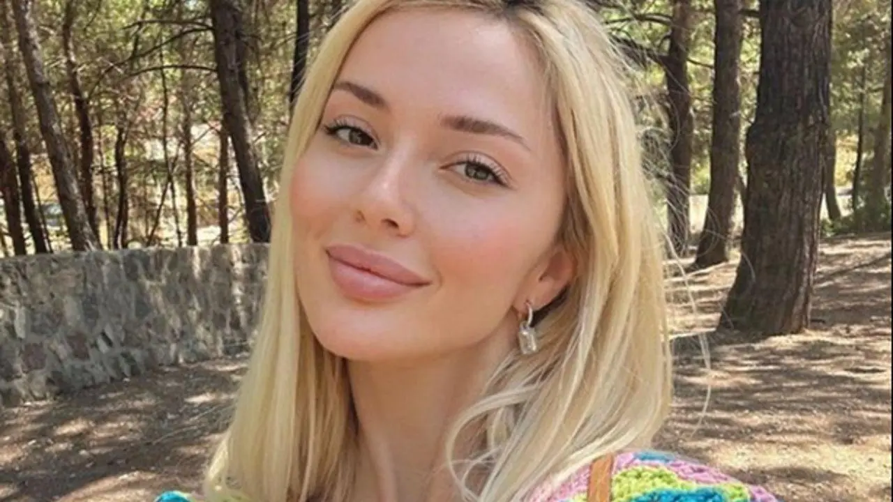 Şeffaf üstü ve mini eteğiyle poz verdi! Cansu Taşkın'ın ayna selfie'si sosyal medyayı salladı
