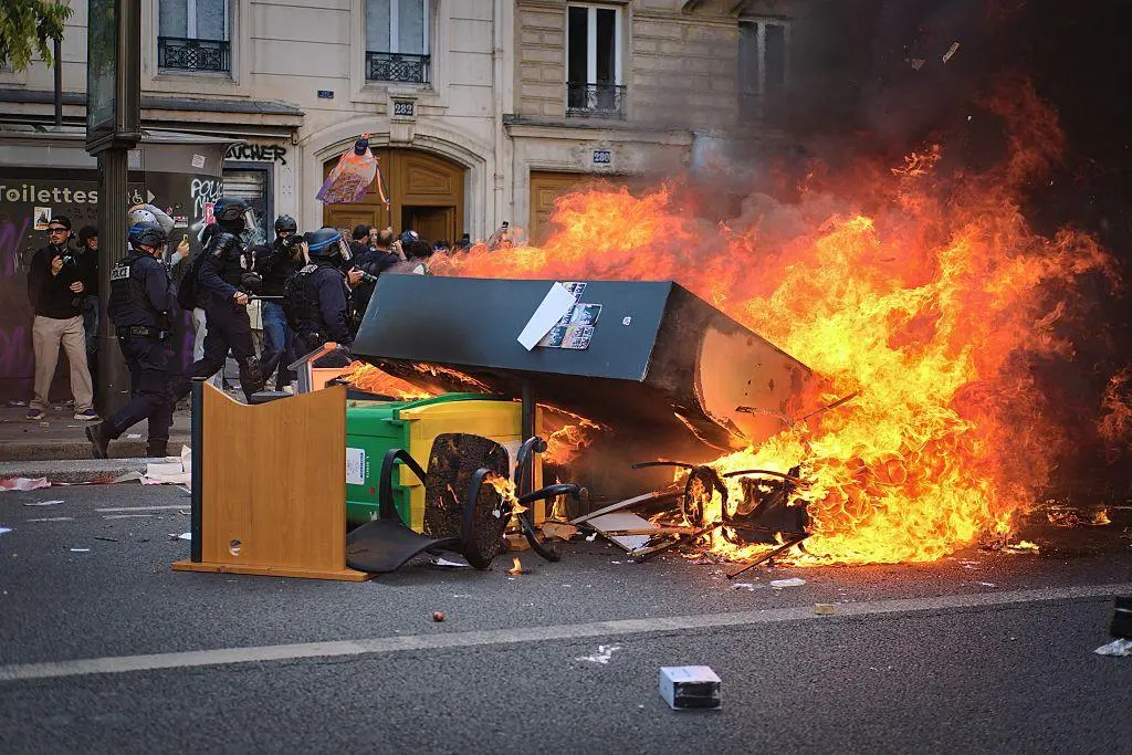 FRANCE-PARIS-PROTEST-POLICE-FIRE