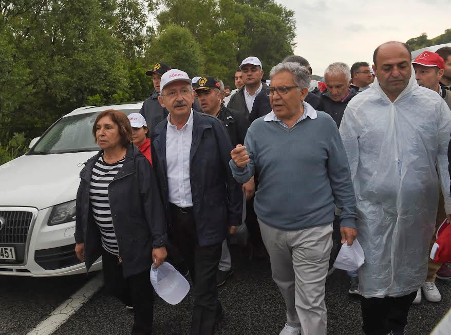 Zülfü Livaneli Adalet Yürüyüşü'nde 2