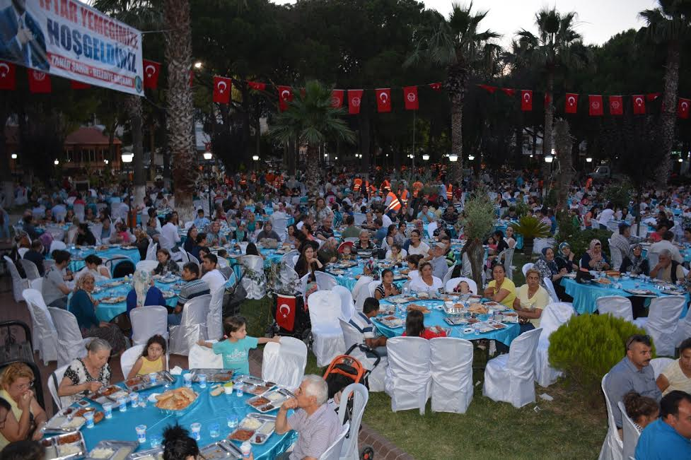 Kadir Gecesi'nde Binlerce Menemen'li Birlikte Oruç Açtı 6