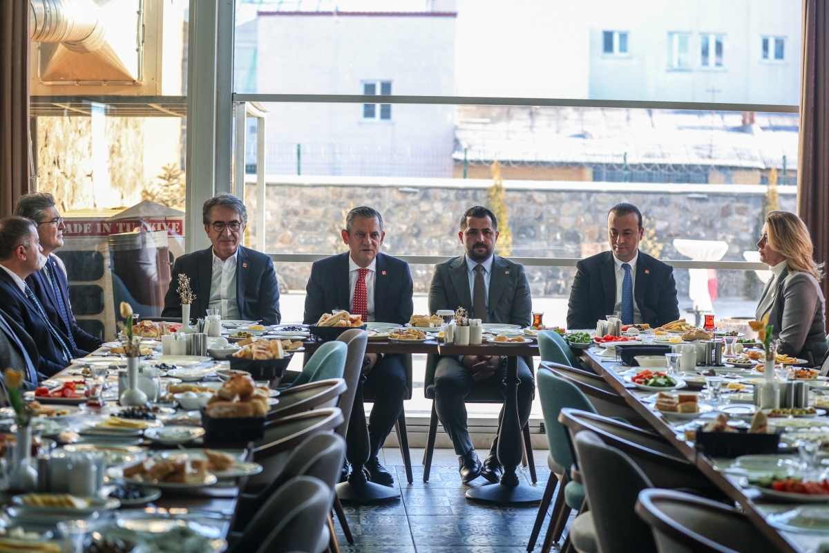 CHP Genel Başkanı Özgür Özel, Kars’ta Sivil Toplum Kuruluşları ile kahvaltıda bir araya geldi. 2