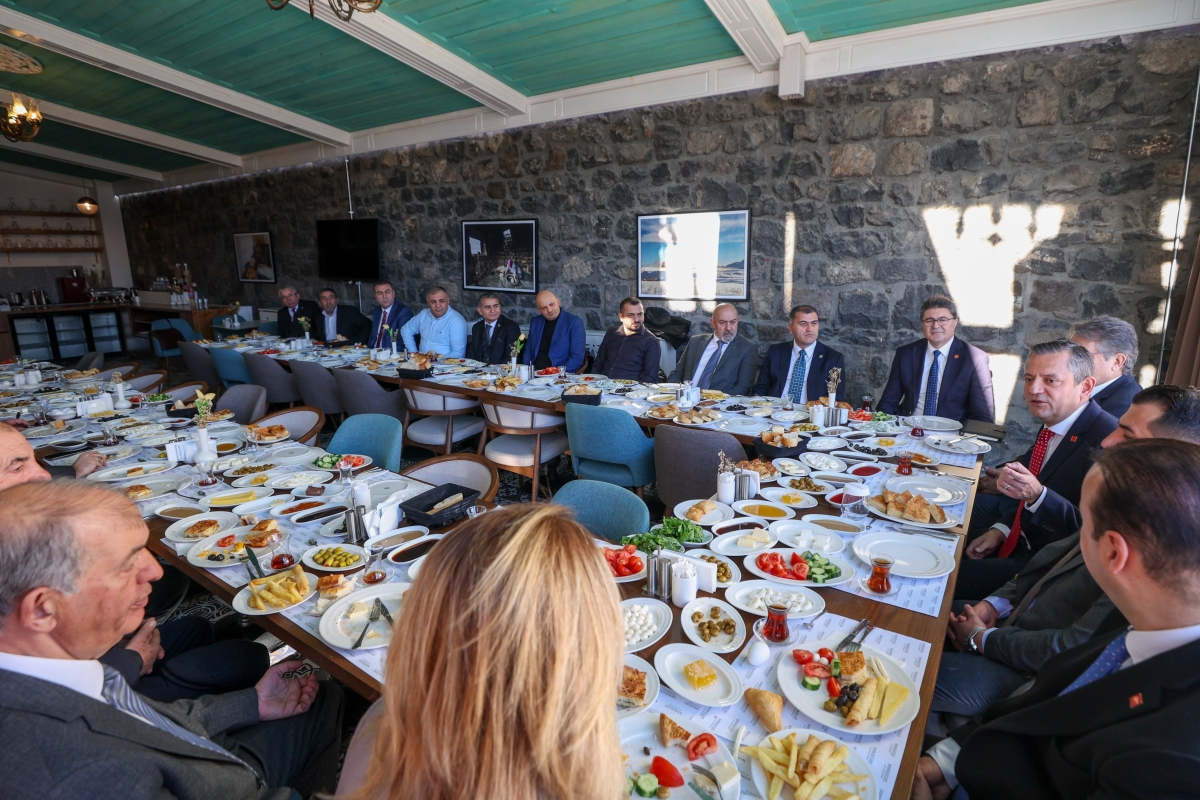 CHP Genel Başkanı Özgür Özel, Kars’ta Sivil Toplum Kuruluşları ile kahvaltıda bir araya geldi. 3