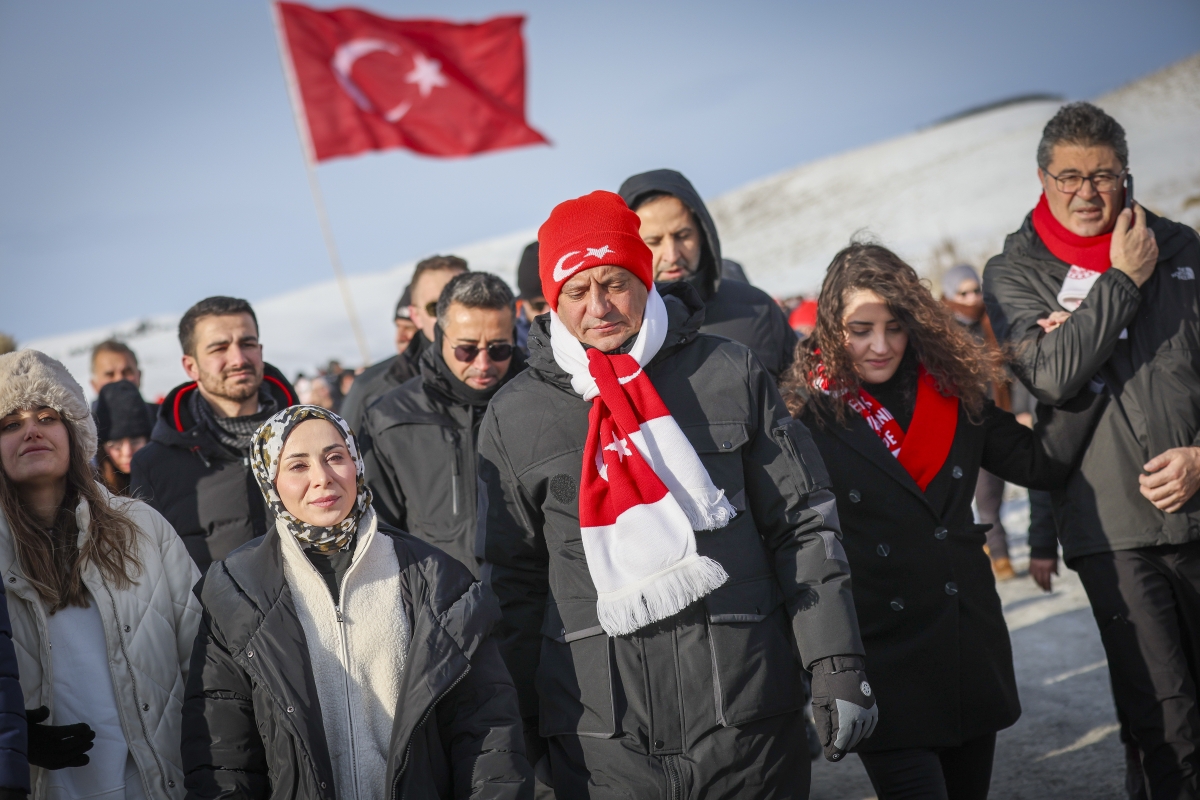 	CHP Genel Başkanı Özgür Özel, Sarıkamış harekatının 110.yıldönümü nedeniyle düzenlenen Sarıkamış Şehitleri Anma Yürüyüşü ve Anma Törenine katıldı 26