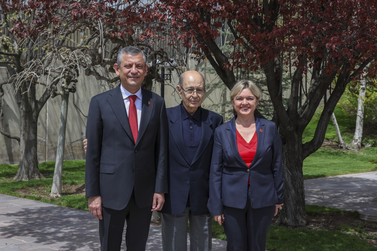 CHP lideri Özgür Özel10. Cumhurbaşkanı Ahmet Necdet Sezer'i Ankara’daki konutunda ziyaret etti. 1
