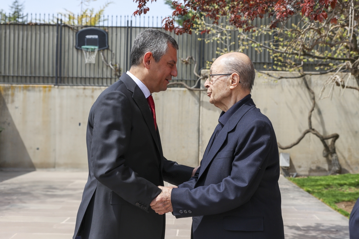 CHP lideri Özgür Özel10. Cumhurbaşkanı Ahmet Necdet Sezer'i Ankara’daki konutunda ziyaret etti. 2