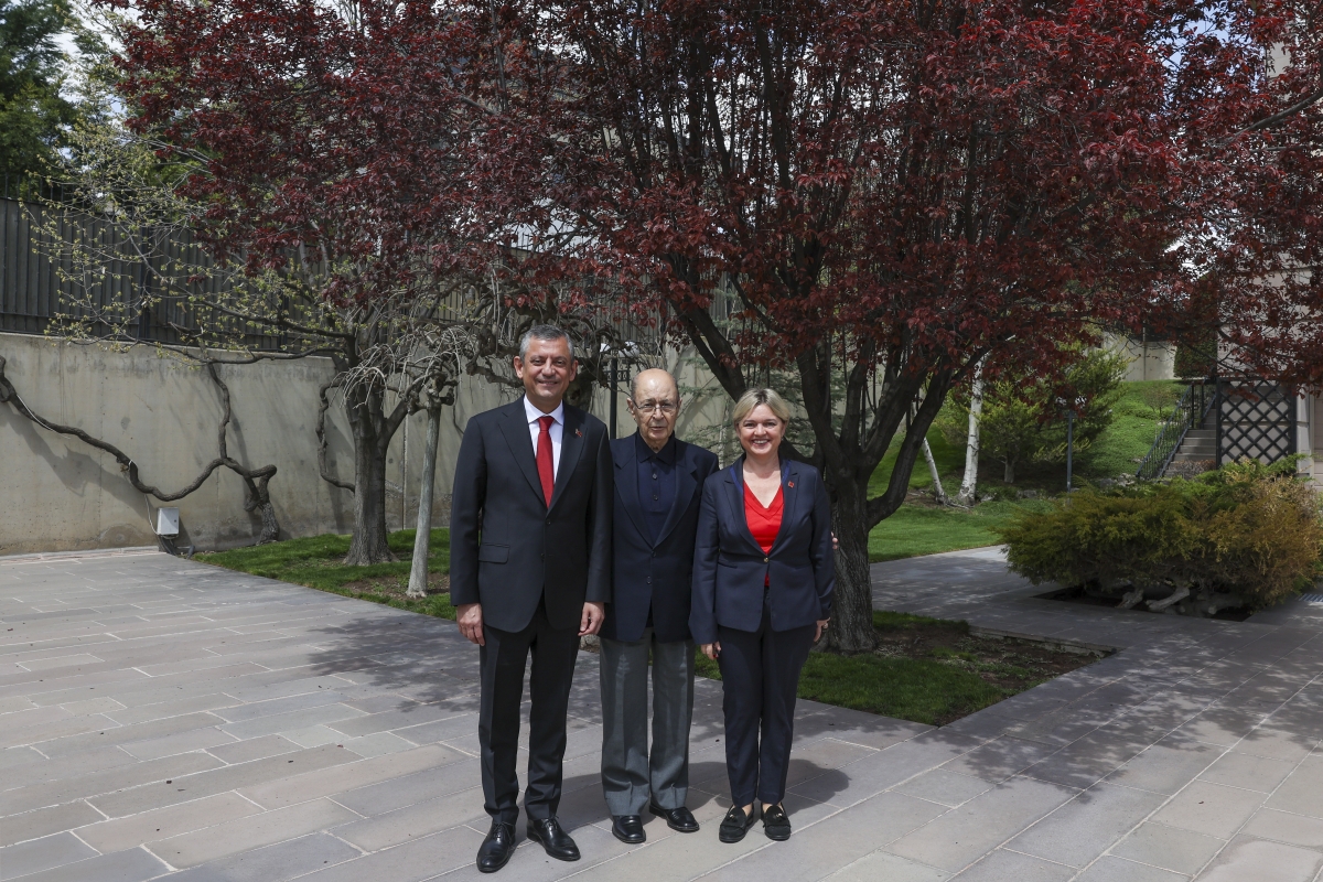 CHP lideri Özgür Özel10. Cumhurbaşkanı Ahmet Necdet Sezer'i Ankara’daki konutunda ziyaret etti. 3