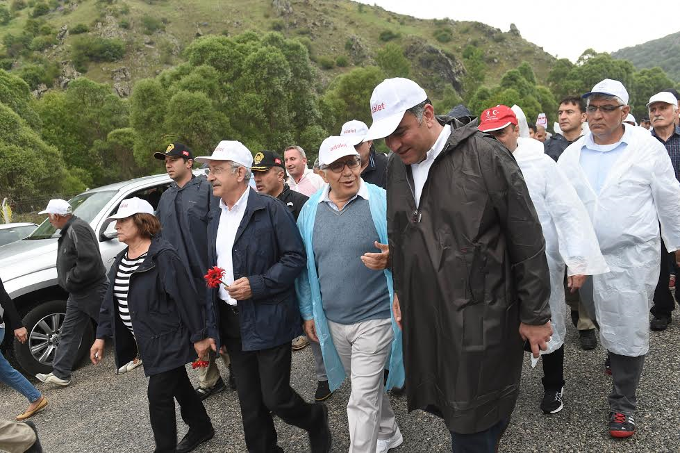 Zülfü Livaneli Adalet Yürüyüşü'nde 14