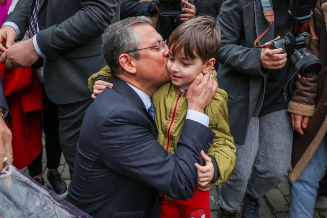 Cumhuriyet Halk Partisi Genel Başkanı Özgür Özel, Trabzon’da düzenlenen halk buluşmasında vatandaşlara hitap etti. 6