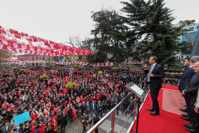 Cumhuriyet Halk Partisi Genel Başkanı Özgür Özel, Trabzon’da düzenlenen halk buluşmasında vatandaşlara hitap etti. 5