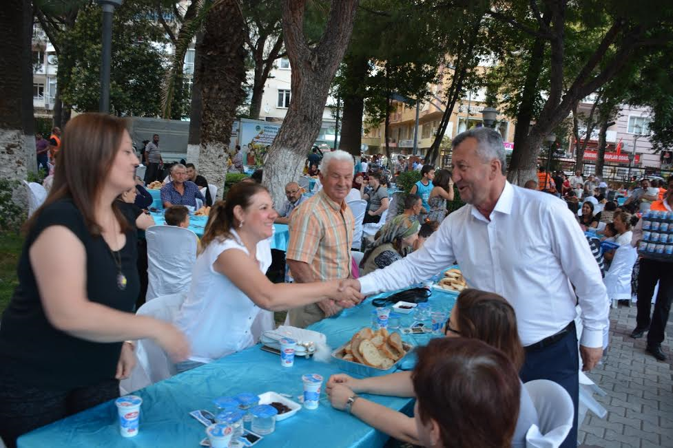 Kadir Gecesi'nde Binlerce Menemen'li Birlikte Oruç Açtı 1