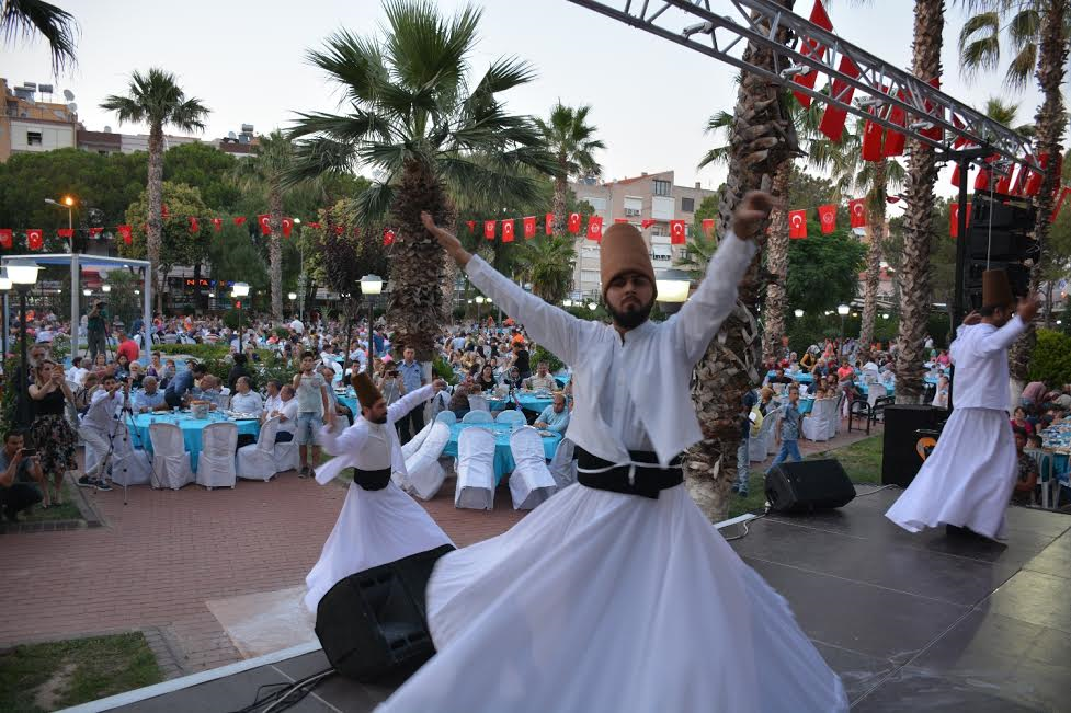 Kadir Gecesi'nde Binlerce Menemen'li Birlikte Oruç Açtı 3