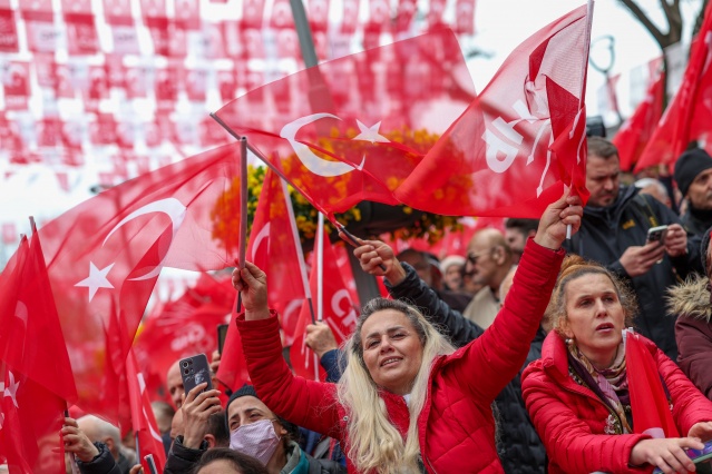 Cumhuriyet Halk Partisi Genel Başkanı Özgür Özel, Trabzon’da düzenlenen halk buluşmasında vatandaşlara hitap etti. 3