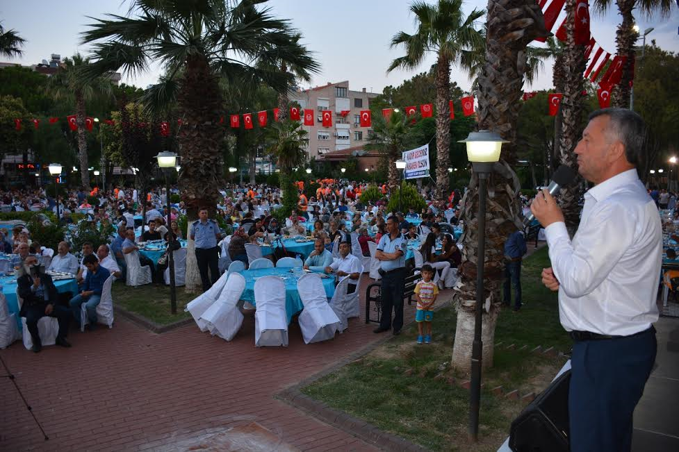 Kadir Gecesi'nde Binlerce Menemen'li Birlikte Oruç Açtı 2