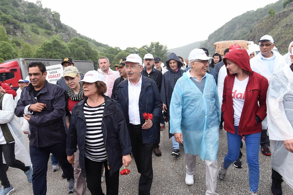 Zülfü Livaneli Adalet Yürüyüşü'nde 15