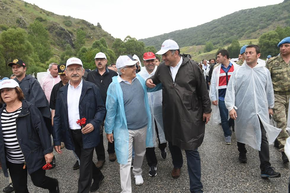 Zülfü Livaneli Adalet Yürüyüşü'nde 12