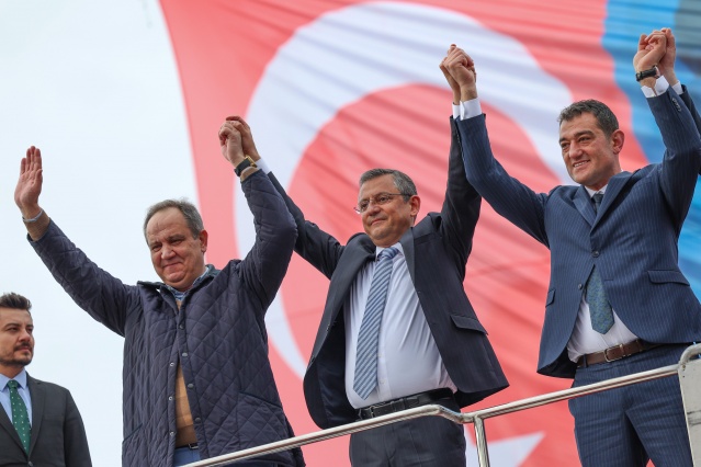 Cumhuriyet Halk Partisi Genel Başkanı Özgür Özel, Giresun’da düzenlenen halk buluşmasında vatandaşlara hitap etti. 1